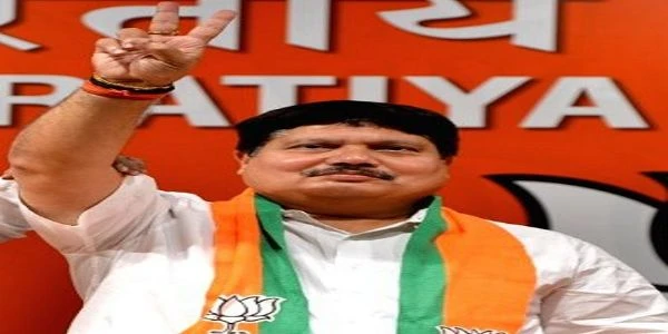 Minister Arjun Singh Demands Expulsion for Extortion Cases