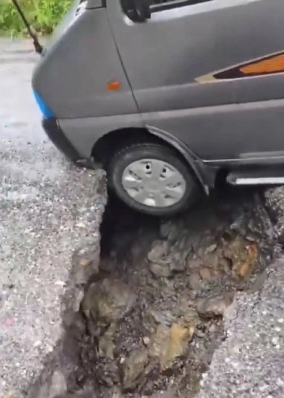 Kalimpong Road Cracks After Heavy Rain Blocks Pedong Traffic