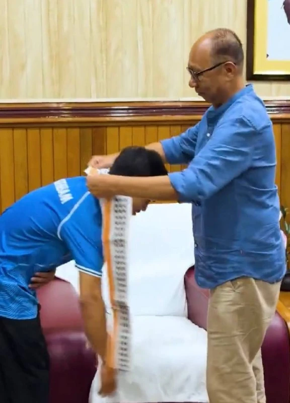 Manipur CM Honors Commonwealth Games Silver Medalist Singh