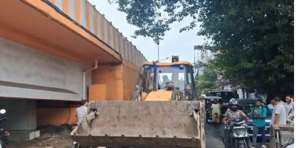 Siliguri Municipal Corporation Demolishes Illegal Shops